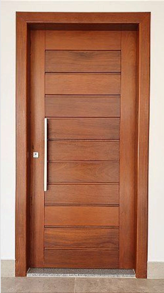 Puerta de madera maciza con tablillas horizontales y tirador vertical