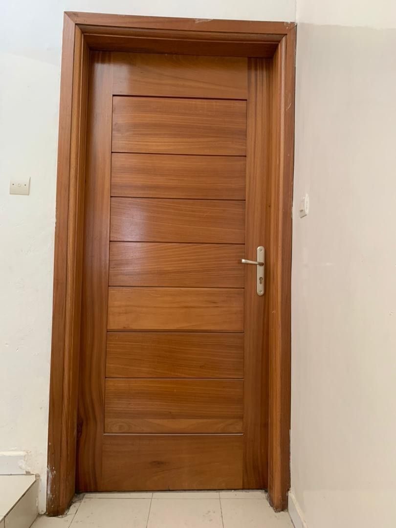 Puerta interior de madera maciza instalada