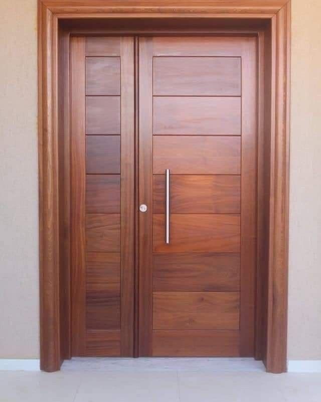 Puerta de entrada de dos hojas en madera maciza