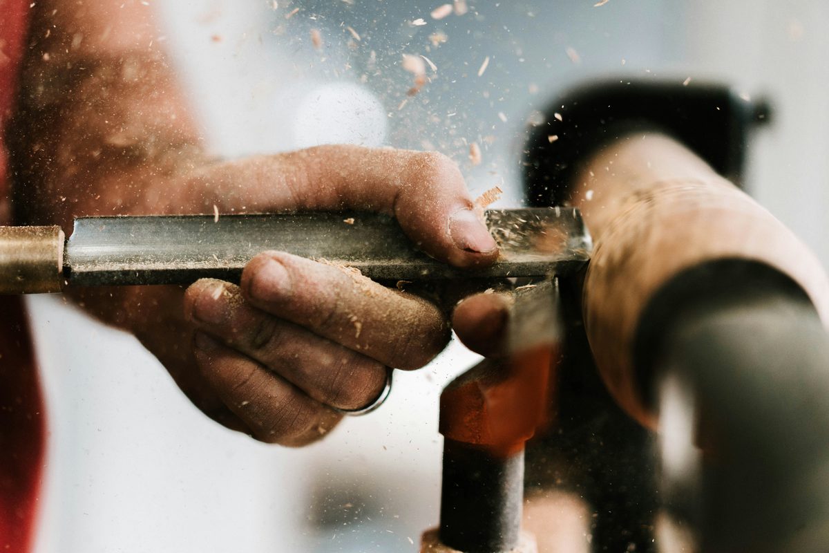 Torneado de una pieza de madera en el torno