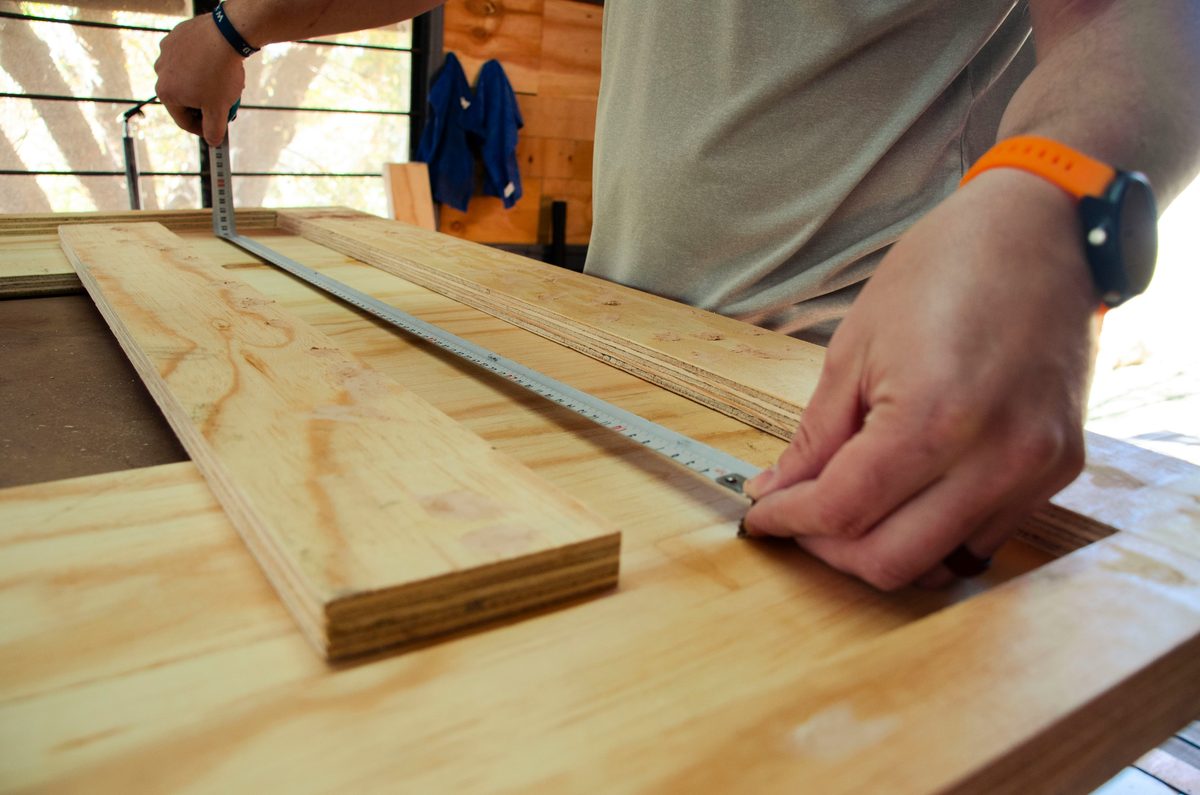Midiendo tableros de madera en el taller