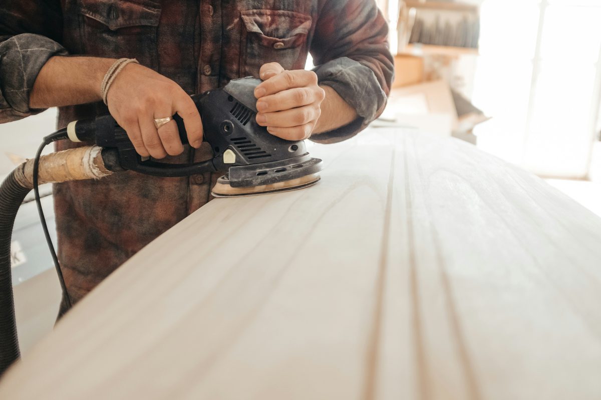 Lijado de un tablero de madera con lijadora orbital